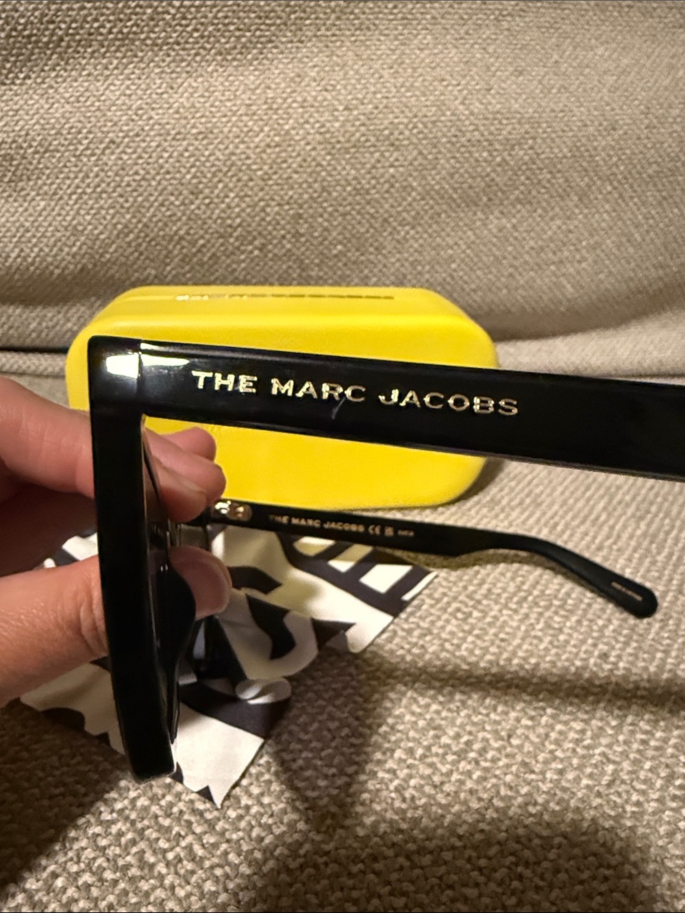 Marc Jacobs Black Cat-Eye Sunglasses with Dark Gradient Lenses case and cloth - Picture 4 of 6